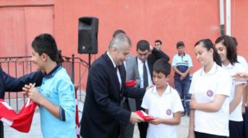 Denizli&rsquo;de Cumhuriyet Bayramı I&ccedil;in T&uuml;rk Bayrağı Dağıtılıyor