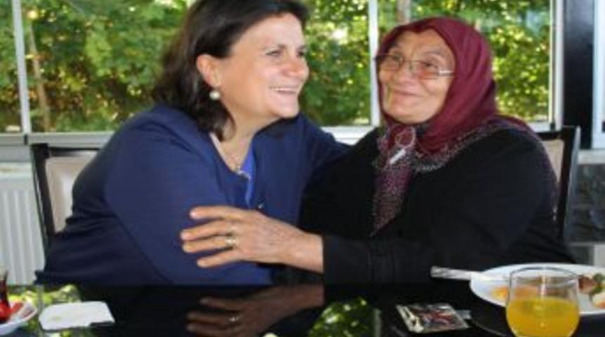 Vali Kızılcık'ın Eşi Şehit Aileleri Ve Gazilerle Yemekte Buluştu