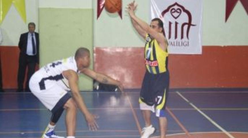 Fenerbah&ccedil;e &Uuml;lker, Siirt'te Dostluk Ma&ccedil;ı Yaptı