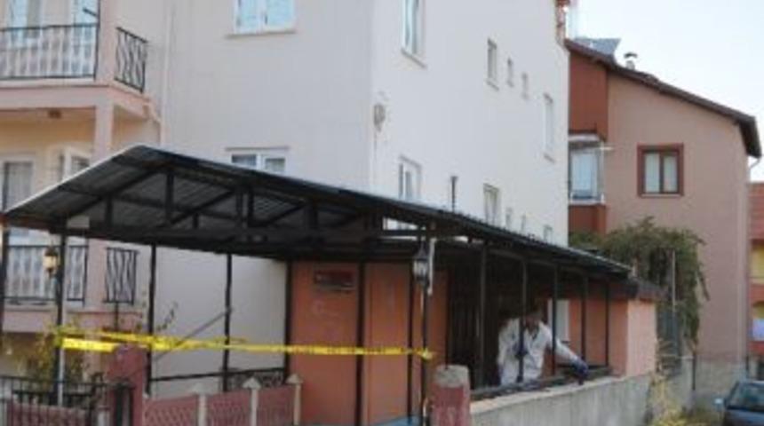 &Ouml;nce Eşini, Sonra Kendini Vurdu