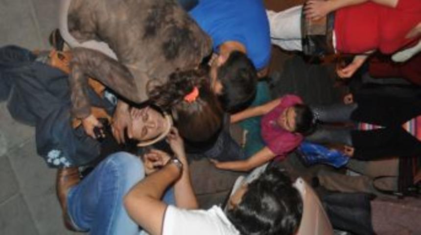 Ka&ccedil;an Kurbanlık Tosun Vatandaşların Arasına Daldı: 1 Yaralı