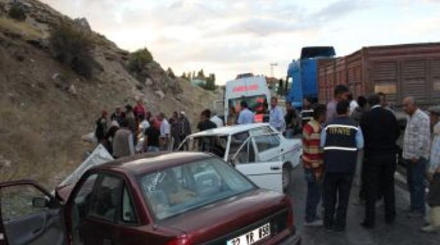 Korkuteli&rsquo;nde Trafik Kazası: 5 Yaralı