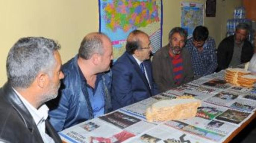 Başkan G&uuml;mr&uuml;k&ccedil;&uuml;oğlu&rsquo;ndan Denizde Boğulan Ağrılı Gen&ccedil;lerin Ailesine Taziye Ziyareti