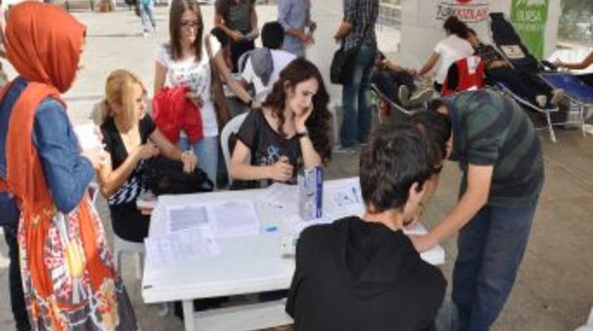 &Uuml;niversiteli &Ouml;ğrenciler, 'Damlaya Damlaya Can Olur' Deyip Kan Verdi