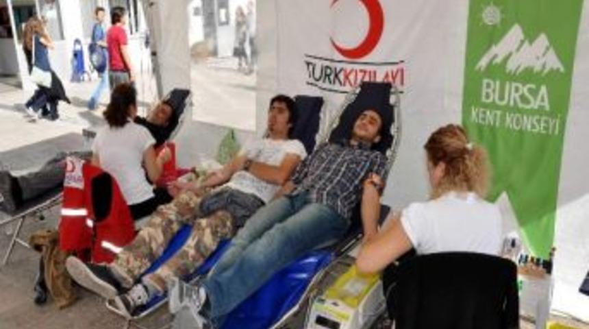 Bursa'da &Uuml;niversite &Ouml;ğrencilerinden Kan Bağışına Tam Destek