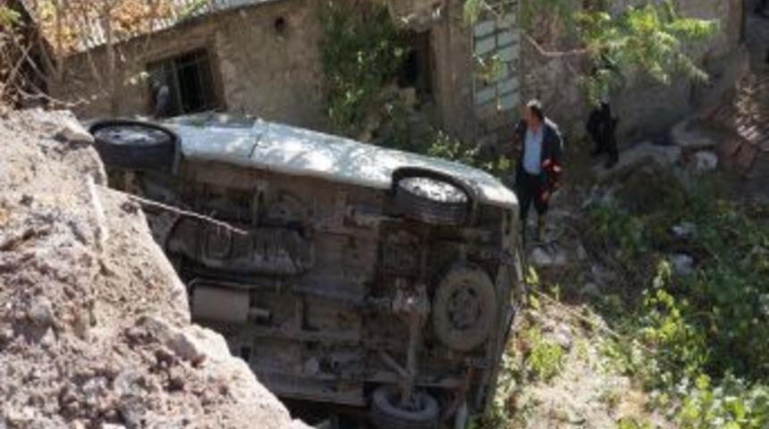 Minib&uuml;s, Beş Metre Y&uuml;kseklikten Gecekondunun Bah&ccedil;esine U&ccedil;tu