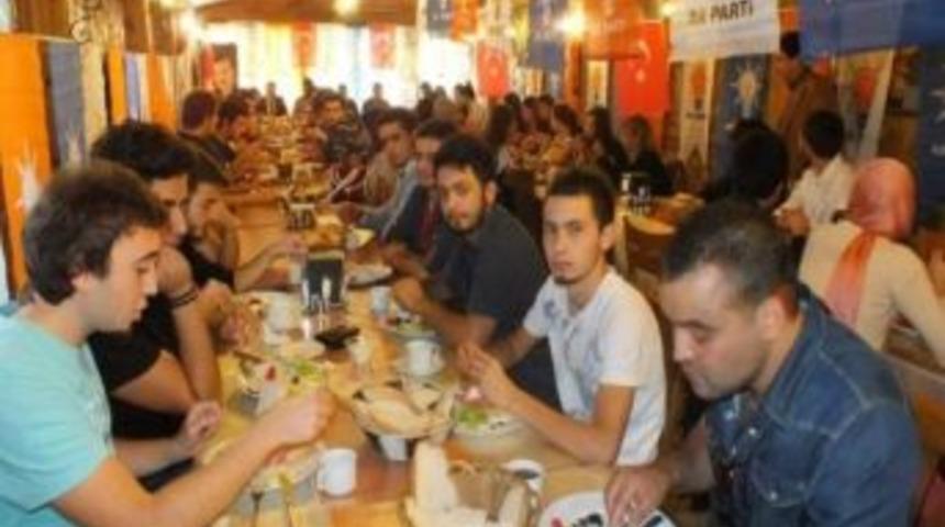 Ak Parti Ge&ccedil;nlik Kolları &Uuml;niversite &Ouml;ğrencileri İle Kahvaltıda Buluştu