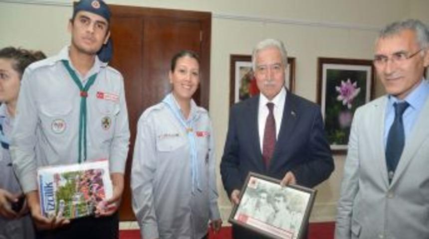 İzcilerden Aldırmaz'a S&uuml;rpriz Hediye