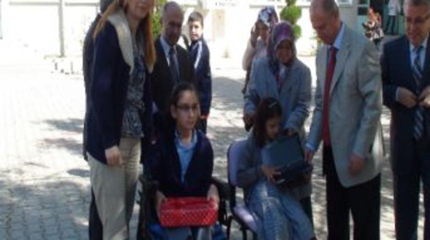 Gediz Kaymakamı &Ccedil;orumluoğlu, Engelli &Ouml;ğrencilere Notebook Bilgisayar Hediye Etti
