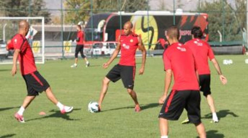 Eskişehirspor, Kardemir D.&Ccedil;. Karab&uuml;kspor Ma&ccedil;ına Kilitlendi