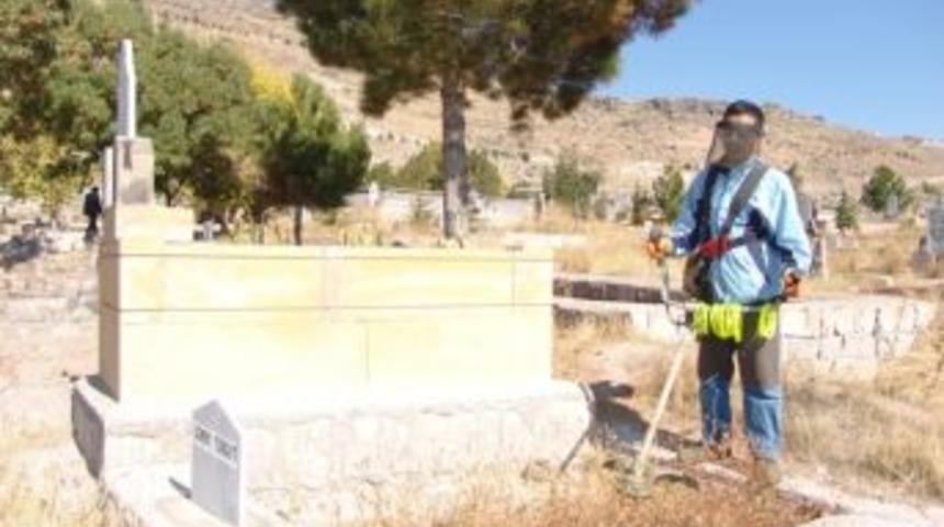 Mezarlıklar Bayrama Hazırlanıyor