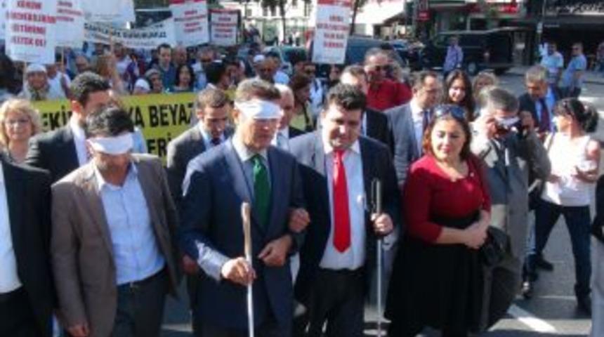 G&ouml;rme Engelliler, Beyaz Bastonun Re&ccedil;eteye Yazılmasını Istedi