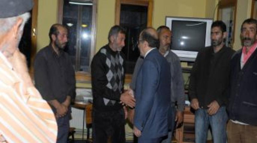 Başkan G&uuml;mr&uuml;k&ccedil;&uuml;oğlu, Denizde Boğulan Gen&ccedil;lerin Ailesini Ziyaret Etti