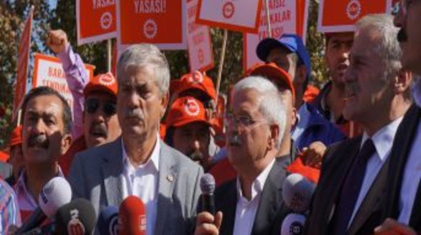 DİSK Üyelerinden Toplu İş İlişkileri Yasa Tasarısı Protestosu