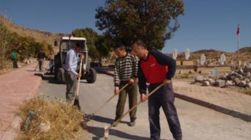 Mezarlıklar Bayram Ziyaretine Hazırlanıyor