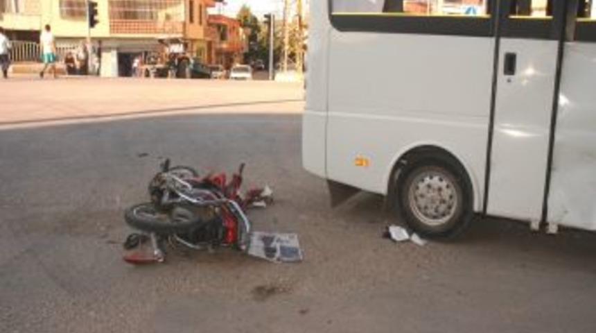 Kırmızı Işıkta Ge&ccedil;en Motosiklet S&uuml;r&uuml;c&uuml;s&uuml; Ağır Yaralandı