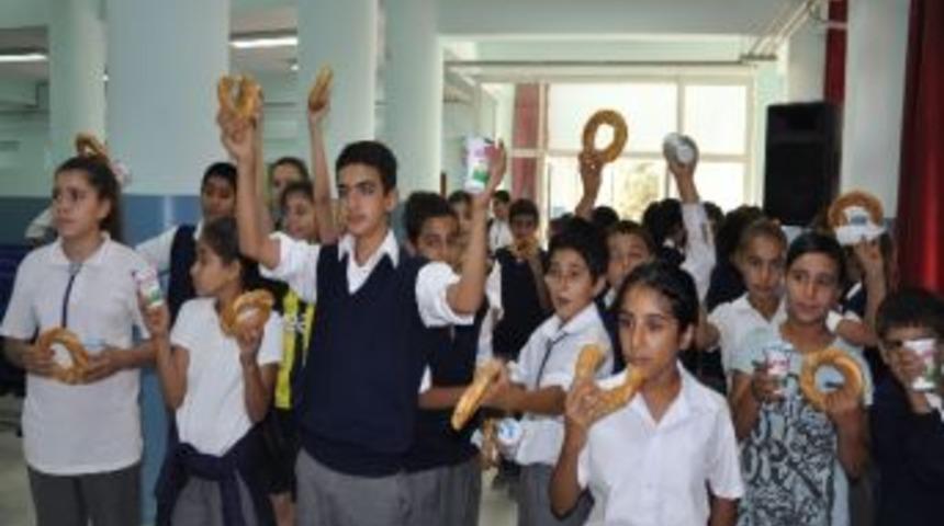 &Ouml;ğrencilere Gıda G&uuml;n&uuml;nde Ayran Ve Simit İkramı