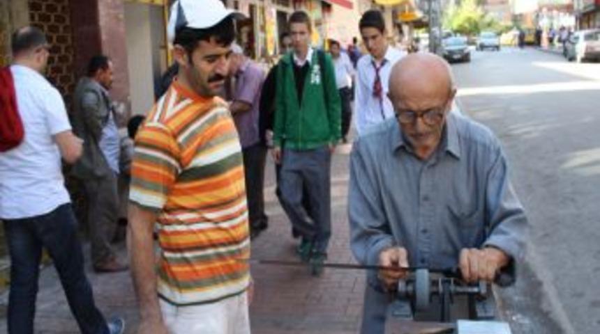 Kurban Yaklaştı, 77'lik 'bileyici Dede' Kolları Sıvadı