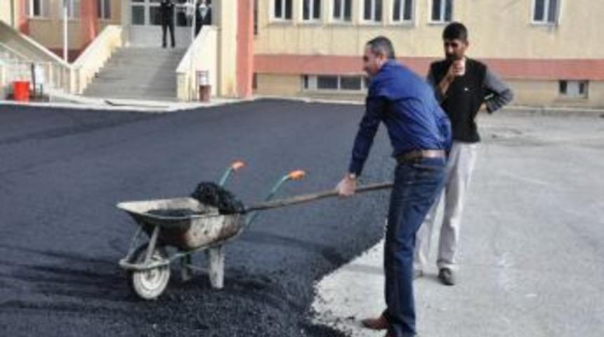 Tatvan Devlet Hastanesi&rsquo;nin Bah&ccedil;esi Asfaltla Kaplandı