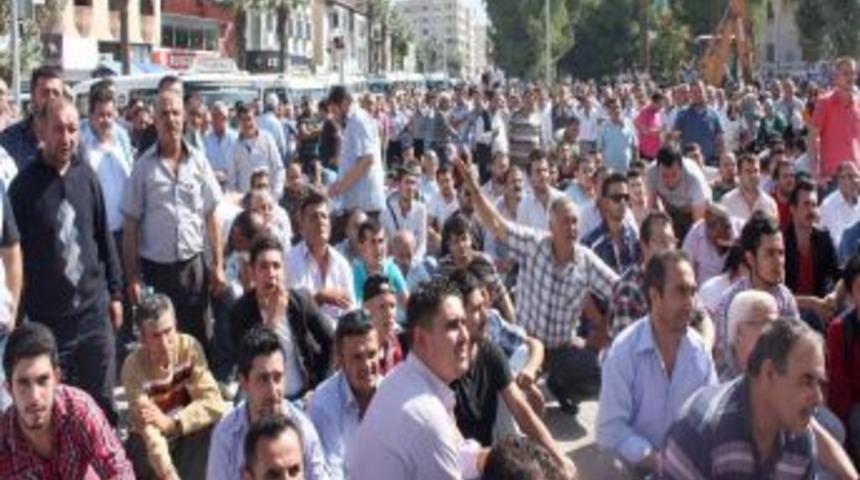 Denizli'de Minib&uuml;s Şof&ouml;rleri, Metrob&uuml;slere Ayrılan Yolu Protesto Etti