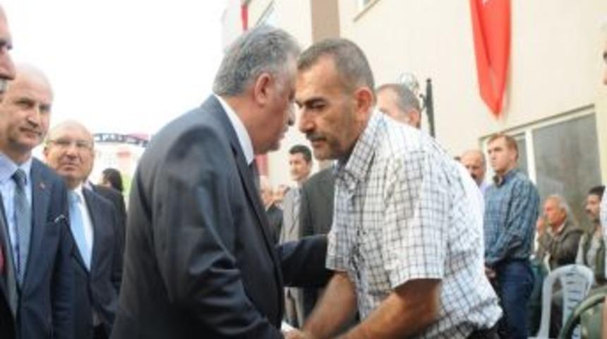 Şehit Evini Ziyaret Eden Bakan Yazıcı: G&ouml;z&uuml; D&ouml;nm&uuml;ş Canileri Lanetliyorum