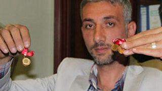 Yolda bulduğu altınların sahibini arıyor