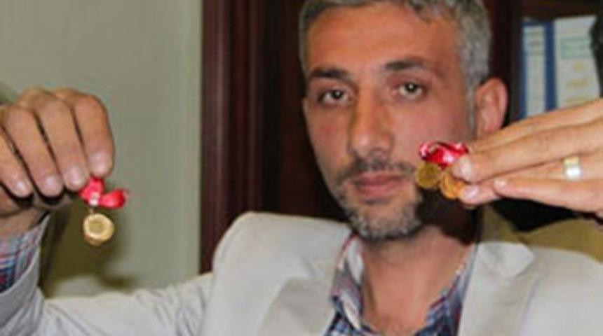 Yolda bulduğu altınların sahibini arıyor