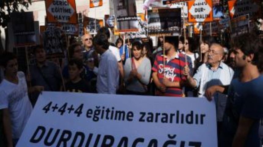 Yeni Eğitim Sistemini Protesto Ettiler