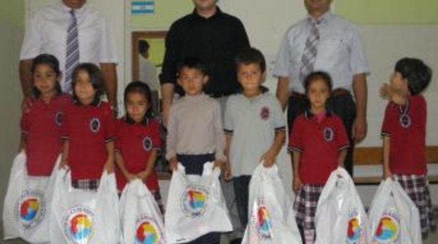 Tutso'dan İlk&ouml;ğretim &Ouml;ğrencilerine Kıyafet Yardımı