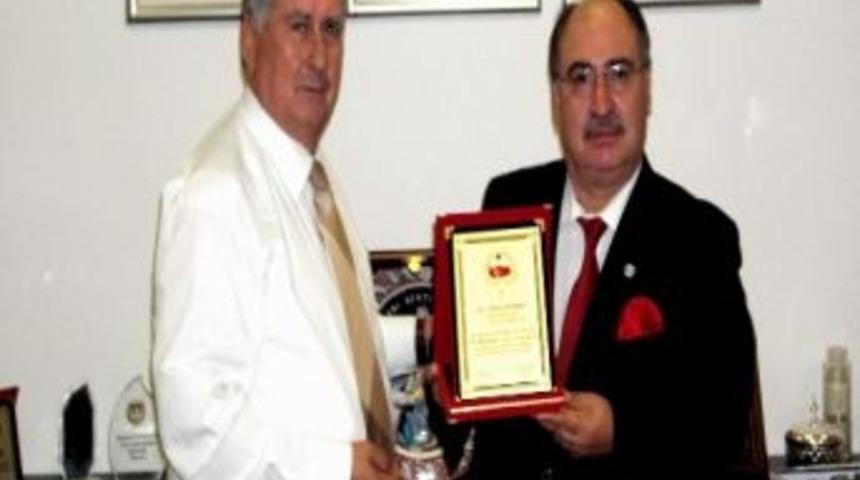 Keskin&rsquo;e Yılın Siyaset&ccedil;isi &Ouml;d&uuml;l&uuml;