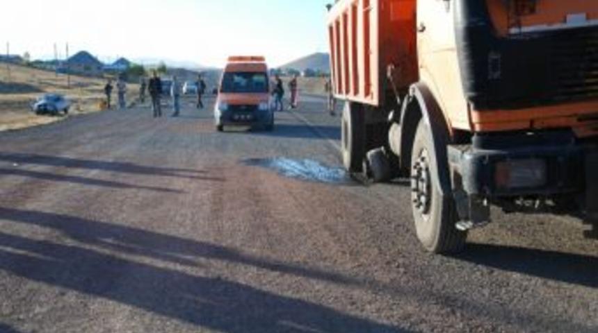 Kamyondan Fırlayan Tekerlek Pikaba Takla Attırdı: 2 Ağır Yaralı