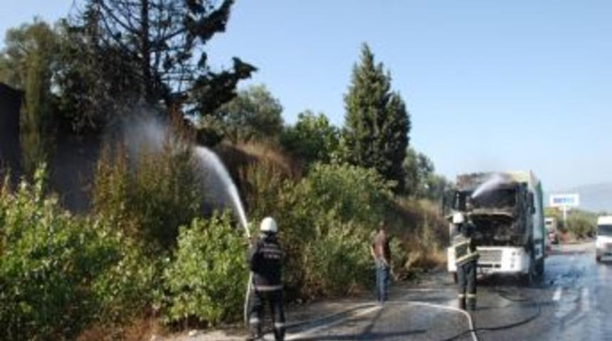 &Ccedil;&ouml;p Kamyonu Alev Alev Yandı