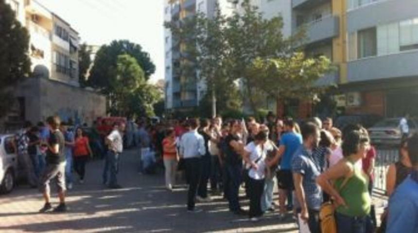 A&ccedil;ık&ouml;ğretim B&uuml;rosu &Ouml;n&uuml;nde Kuyruk &Ccedil;ilesi