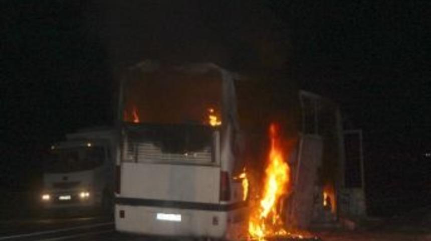 Yol Kesen Ter&ouml;ristler, Otob&uuml;s Yaktı