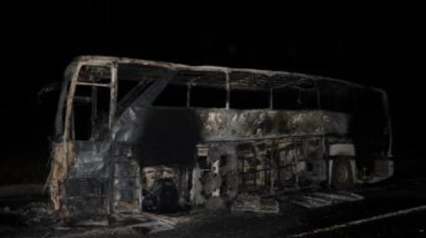 Ter&ouml;ristler Baraj Servis Otob&uuml;s&uuml;n&uuml; Yaktı