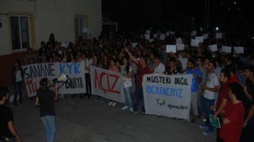 İzmir'de Yurtta Kalan &Ouml;ğrenciler Yemekleri Protesto Etti