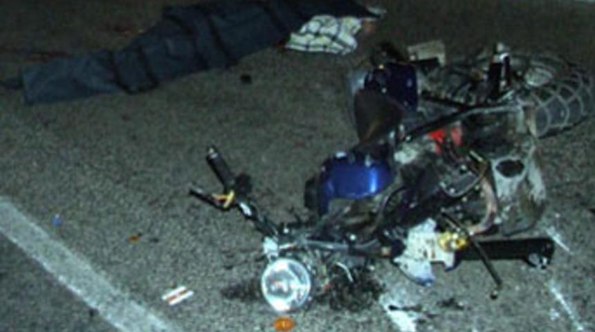 Motosiklet kamyonetin altında kaldı; 1 &ouml;l&uuml;