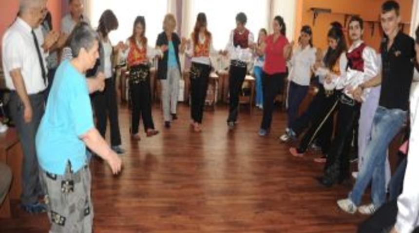 Aydın Belediyesi Yaşlıları Eğlendirdi