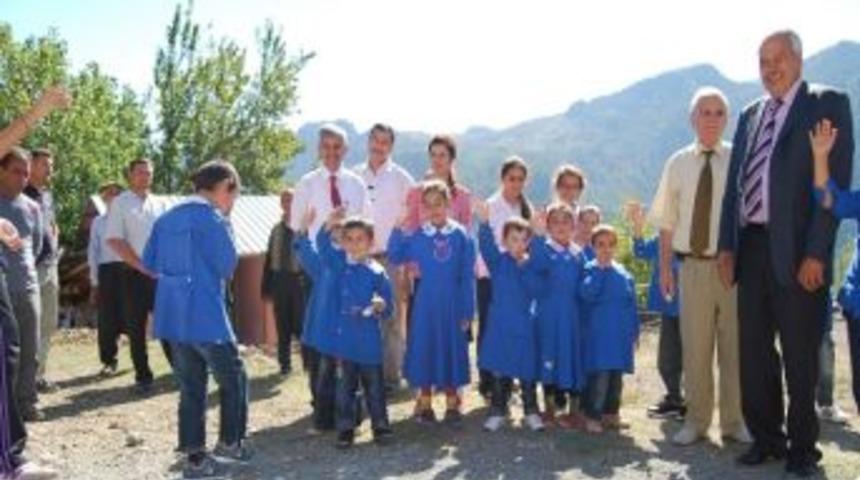Dağ K&ouml;y&uuml;ndeki Okula "kardeş" Eli