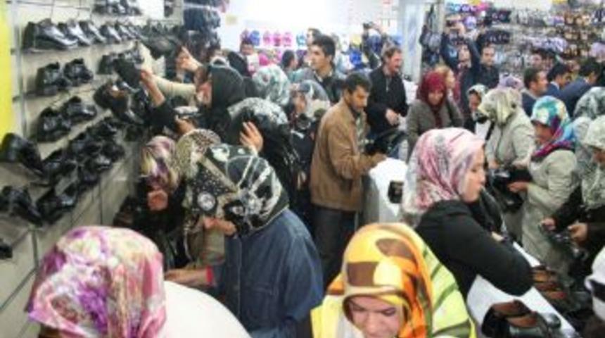700 &Ccedil;ift Ayakkabı 10 Dakikada T&uuml;kendi