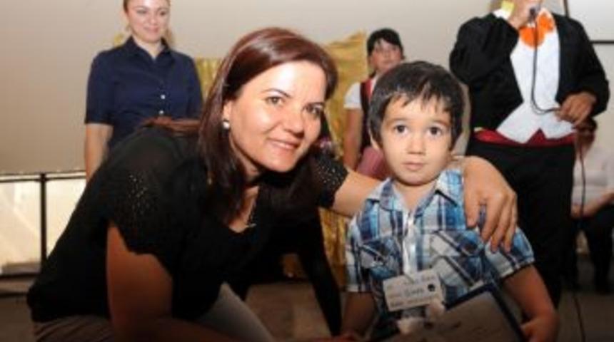 Oyun Otob&uuml;s&uuml;&rsquo;nde Mezuniyet Sevinci