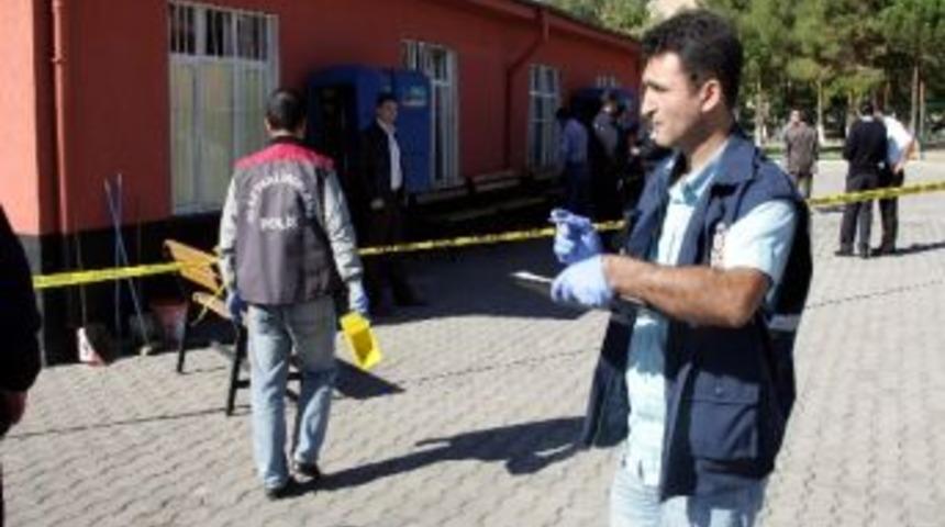 Gaziantep Cezaevi &Ouml;n&uuml;nde Silahlı &Ccedil;atışma: 4 Yaralı