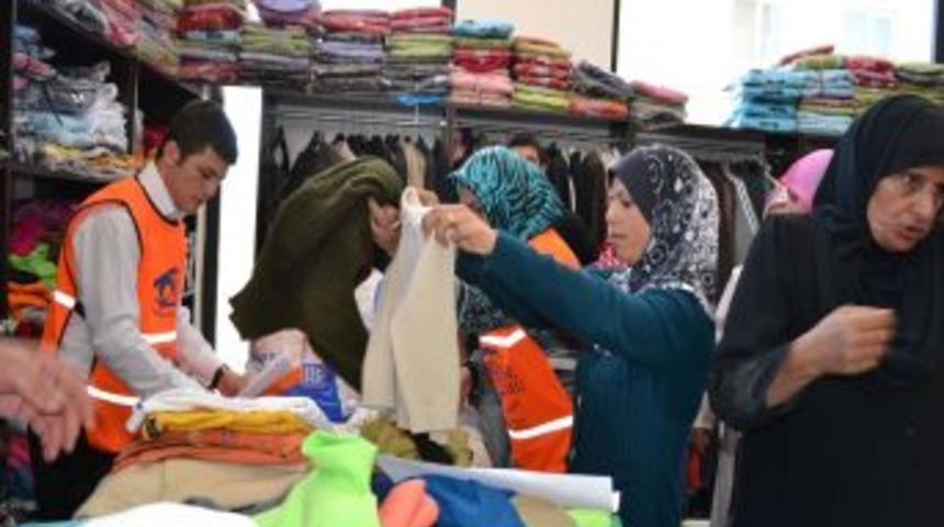 Suriyeli Sığınmacılara Kimse Yok Mu'dan Giyecek Yardımı
