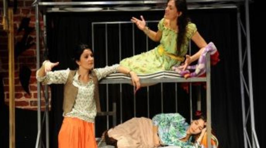 Karşıyaka Belediye Tiyatrosu &ldquo;tersine D&uuml;nya&rdquo; İle Perde A&ccedil;ıyor