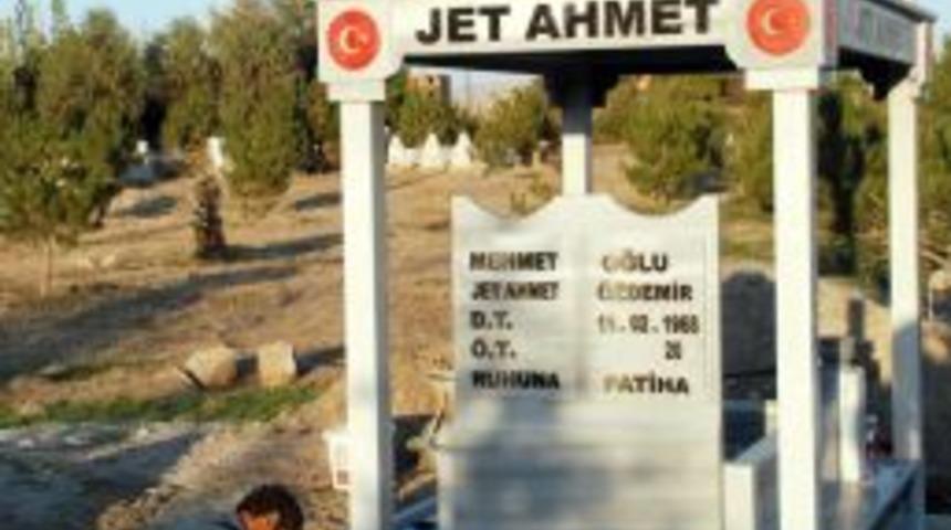 &Ouml;lmeden Mezarını Yaptırdı, I&ccedil;erisine Yorgan Yastık Yerleştirdi