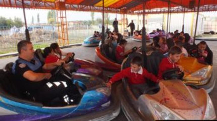 &Ouml;ğrenciler polis amcaları ile lunaparka