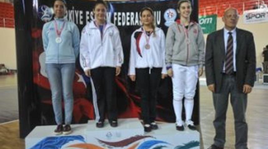 Eskrim sporcusu Cansu İnal T&uuml;rkiye ikincisi