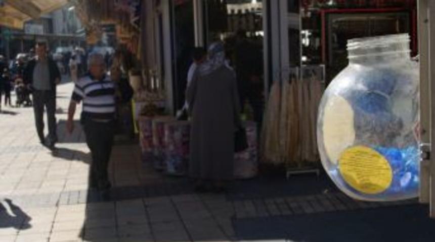 Engellilerin Yararına Seferber Olan Esnaf Mavi Kapak Kutuları Koydu