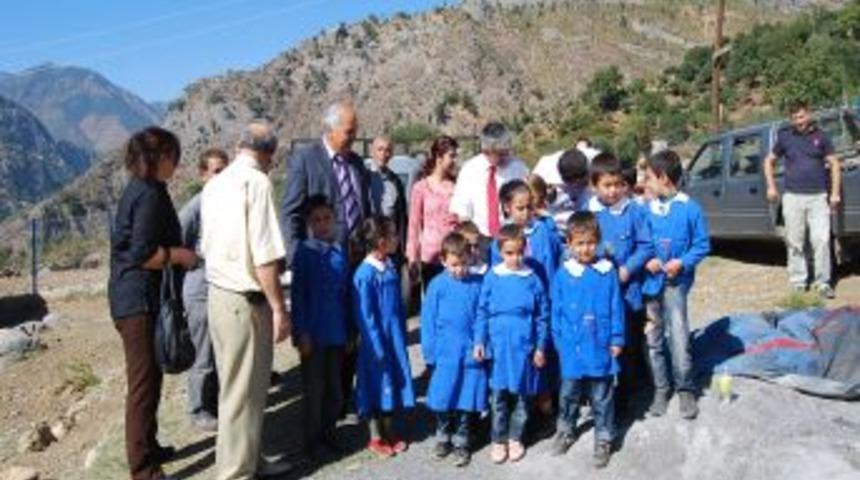 Kozan'da Kardeş Okuldan K&ouml;y Okuluna Ziyaret