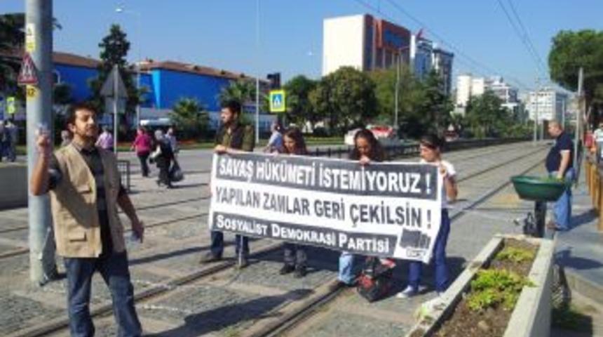 Yapılan Zamları Protesto Eden &Ouml;ğrenciler Kendini Tren Raylarına Zincirledi